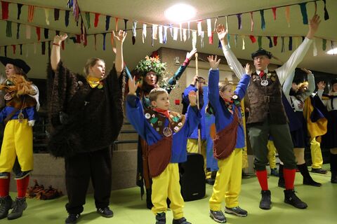 Die Hände zum Himmel und lasst uns fröhlich sein! Eine Abordnung der Eichelklauberzunft - allen voran Zunftmeister Patrick Gansser – sorgte am Vorabend des Schmotzigen Dunschtig für ausgelassene Fastnachtsstimmung im Hegau-Jugendwerk. Bild: Andrea Jagode